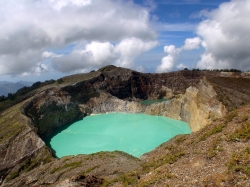 Hellgruener und dunkelgruener Vulkansee